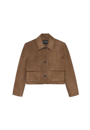 Jacca in suede marrone con colletto classico, chiusura a bottoni e due tasche frontali. Design cropped con texture liscia e minimalismo nei dettagli.