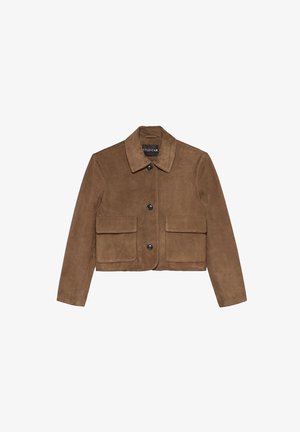 Bruine suède jas met een klassieke kraag, knoopsluiting en twee voorzakken. Gekorte stijl met een gladde textuur en minimale details.