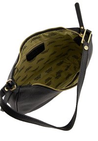 Schwarze Lederhandtasche mit strukturiertem Oberflächen, goldener Reißverschluss und einem gefütterten Innenraum mit einem sich wiederholenden Logo-Muster.