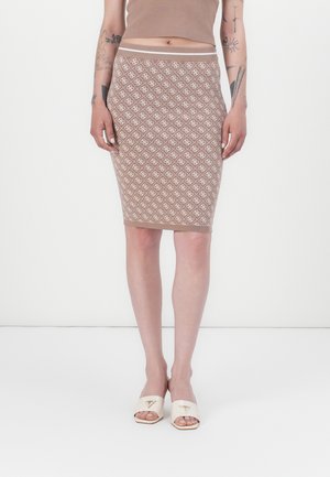 Gonna a tubino in maglia color marrone chiaro con motivo geometrico crema, dotata di una vita a coste e una silhouette aderente. Indossata con mule beiges con punta aperta.