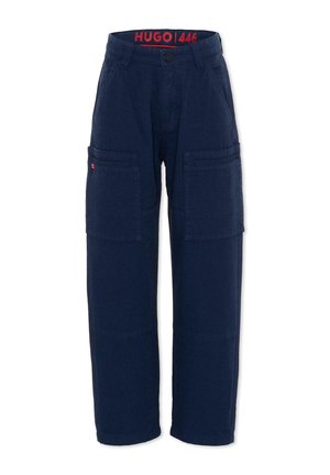 - Spodnie materiałowe