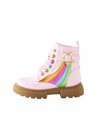 Stivale alla caviglia in finta pelle rosa con un design arcobaleno, caratterizzato da un accento a stella dorata, lacci rotondi e una suola in gomma texturizzata.