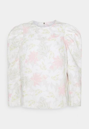 Hvid bluse med lange ærmer, subtilt pastelfarvet blomsterprint og puffede skuldre, med lynlås bagpå.