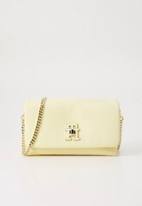 Gelbe Crossbody-Tasche aus Kunstleder mit Umschlagklappe, Kettenriemen und goldfarbenen Details mit Logo-Akzent. Glatte Textur.