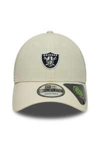 Gorra de béisbol ajustable en color beige con parche del logo de los Raiders en blanco y negro en la parte frontal y etiqueta New Era 9FORTY en el ala.