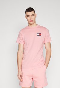 Tommy Jeans - ESSENTIAL FLAG TEE  - Camiseta básica - tickled pink Imagen en miniatura 1