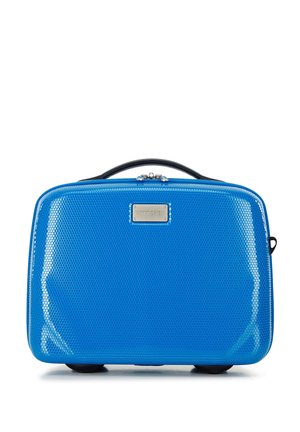 Maleta azul rígida con textura de panal, asa negra y tiradores de cremallera plateados, de pie sobre fondo blanco.