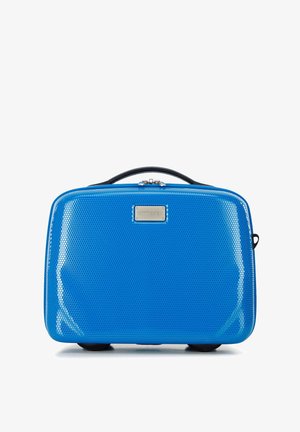 Twarda niebieska walizka o fakturze plastra miodu, z czarną rączką i srebrnymi suwakami, stojąca pionowo na białym tle.