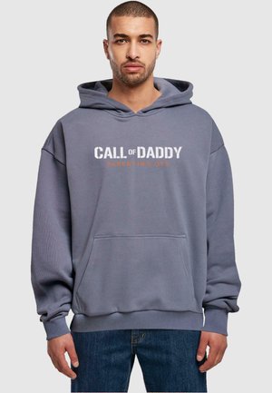 Grauer, übergroßer Hoodie mit einer Vordertasche und dem aufgedruckten Text "CALL of DADDY PARENTING OPS" in Weiß und Orange. Der Text ist zentriert auf der Brust.