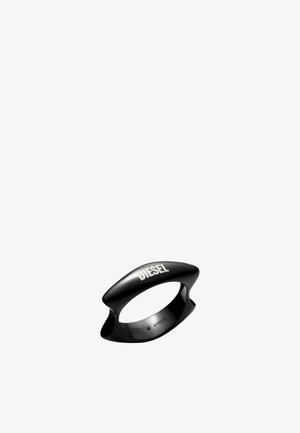 Schwarzer Metallring mit einem glatten, geschwungenen Design und ausgeschnittenen Akzenten. Das Wort "DIESEL" ist in Silber auf der Oberfläche eingraviert.