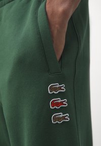 Lacoste Träningsbyxor - olive