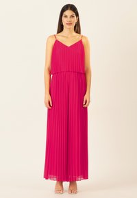 Plissé maxi-jurk in felroze met een V-hals, dunne bandjes en een elastische taille. Makkelijk vallende stof met een gladde textuur.