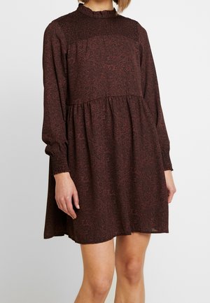 Robe marron à motifs avec des manches longues, smocks froncés au col et aux poignets, et une jupe évasée atteignant le milieu de la cuisse.