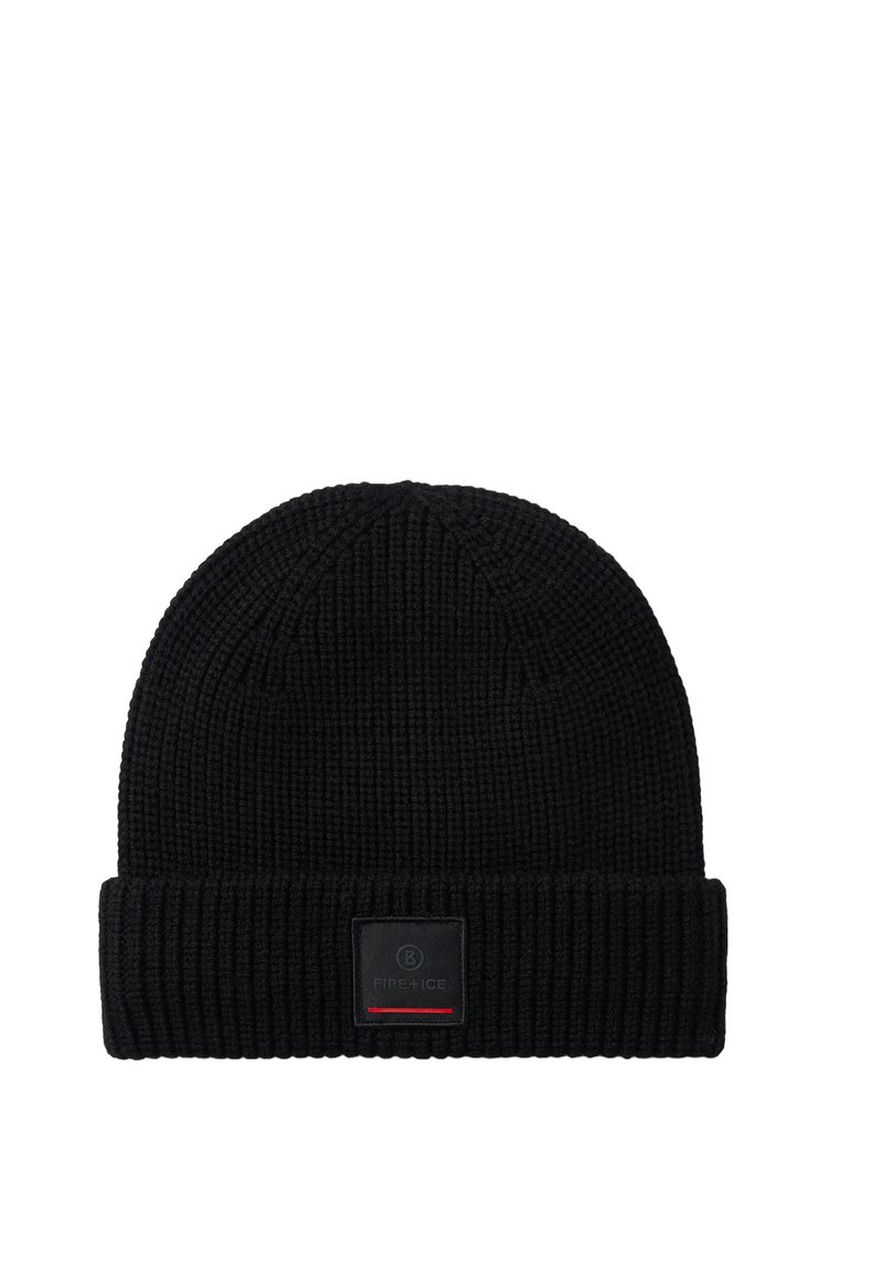 Beanie nera in maglia realizzata in tessuto testurizzato, presenta un risvolto e una toppa rettangolare con marchio e accenti rossi sul davanti.