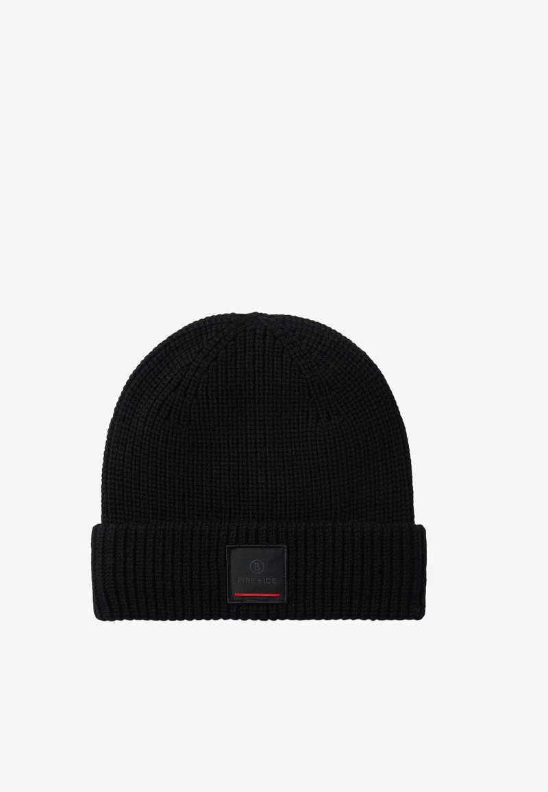 Beanie nera in maglia realizzata in tessuto testurizzato, presenta un risvolto e una toppa rettangolare con marchio e accenti rossi sul davanti.