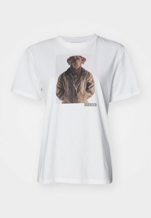 Fehér pamut póló, rajta egy barna kabátot viselő kutya grafikájával. A "BARBOUR" felirat feketével nyomva az alján jobbra. Kényelmes fazon.