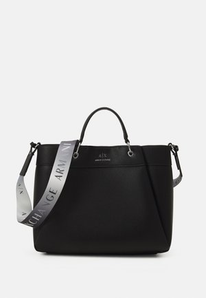 Bolso estructurado negro hecho de cuero sintético texturizado. Presenta mangos superiores dobles y una correa desmontable con acentos de logo. Detalles en hardware plateado.