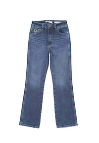 Μπλε τζιν παντελόνια denim με ίσια γραμμή, εμπρός κούμπωμα με κουμπί και φερμουάρ και σχεδιασμό με πέντε τσέπες σε λευκό φόντο.