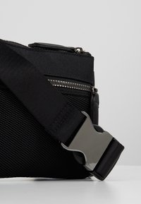 Zign Bältesväska - black