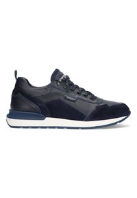 Scarpe sportive blu navy con una combinazione di pelle testurizzata e camoscio, una suola intermedia bianca e un colletto imbottito per il massimo comfort.