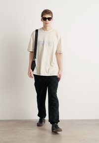 HUGO NITLOGO - Apdrukāts T-krekls - open white