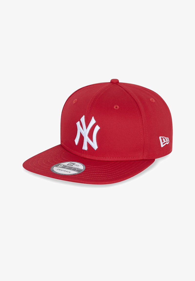 Gorra snapback roja de tela, con logo bordado en blanco, visera plana y ojales de ventilación en la parte superior. Correa ajustable en la parte posterior.
