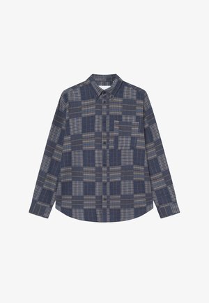 Camisa de manga longa abotoada em azul escuro com padrão xadrez, apresentando tons de cinza e castanho, e um bolso no peito.