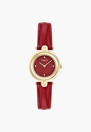 Červené kožené hodinky s okrúhlym zlatým puzdrom, textúrovaným červeným ciferníkom a zlatými hodinovými značkami. Majú minimalistický dizajn a klasický štýl.