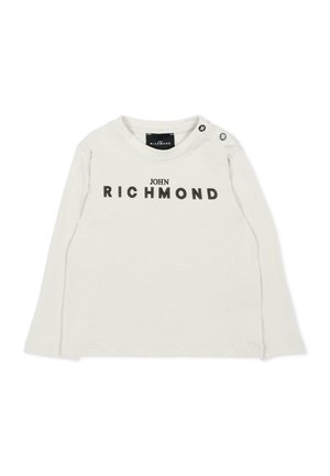 Biała dziecięca koszulka z długim rękawem z czarnym napisem "John Richmond" na wysokości klatki piersiowej oraz zatrzaskami na lewym ramieniu.