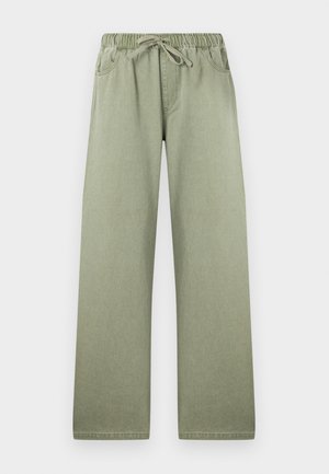 Pantalon vert clair à jambes larges avec taille élastique et cordon de serrage, poches avant et détails de couture subtils.
