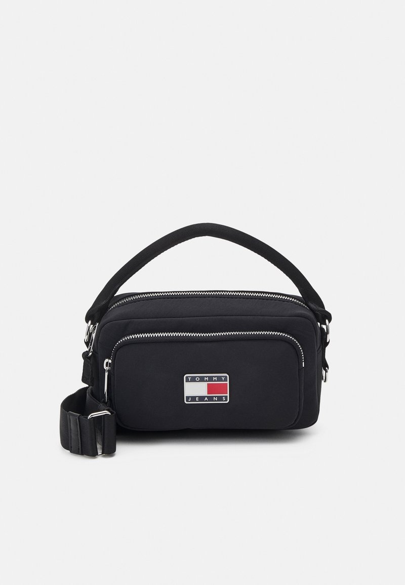 Czarna nylonowa torba na ramię z teksturowaną powierzchnią, podwójnymi zamkami błyskawicznymi i naszywką z logiem z przodu; posiada uchwyt górny oraz regulowany pasek.