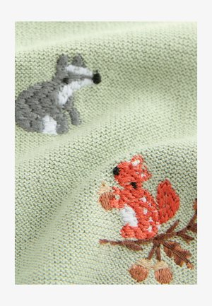 Material tricotat în verde deschis, cu motive brodate de lup gri și veveriță portocalie, prezentând texturi detaliate și culori de accent pământii.