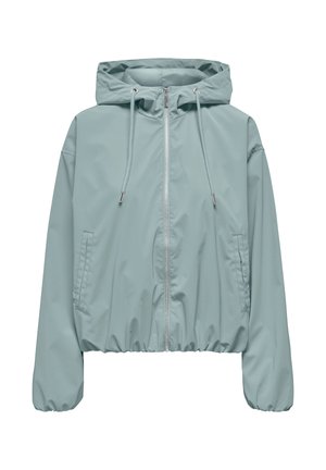 Světle modrá větrovka s kapucí, předním zipem, šňůrkou na kapuci, elastickými manžetami a dvěma bočními kapsami.