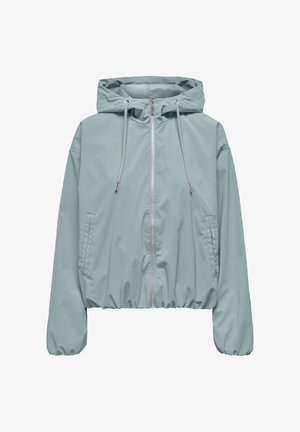Světle modrá větrovka s kapucí, předním zipem, šňůrkou na kapuci, elastickými manžetami a dvěma bočními kapsami.