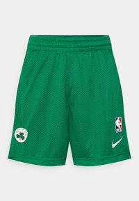 Pantaloni da basket verdi a rete con cintura elastica, logo dei Boston Celtics sulla gamba sinistra, logo NBA e swoosh bianco di Nike sulla gamba destra.