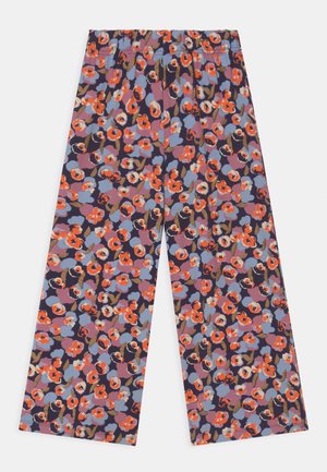 Pantalon floral avec un imprimé vif de fleurs orange, violettes et bleues sur un fond sombre. Taille élastique ; coupe jambes larges.