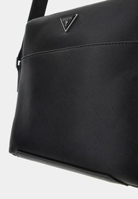 Bolso de mano sintético negro con superficie texturizada, acento de logo triangular y correa ajustable. Cuenta con un diseño elegante y moderno.