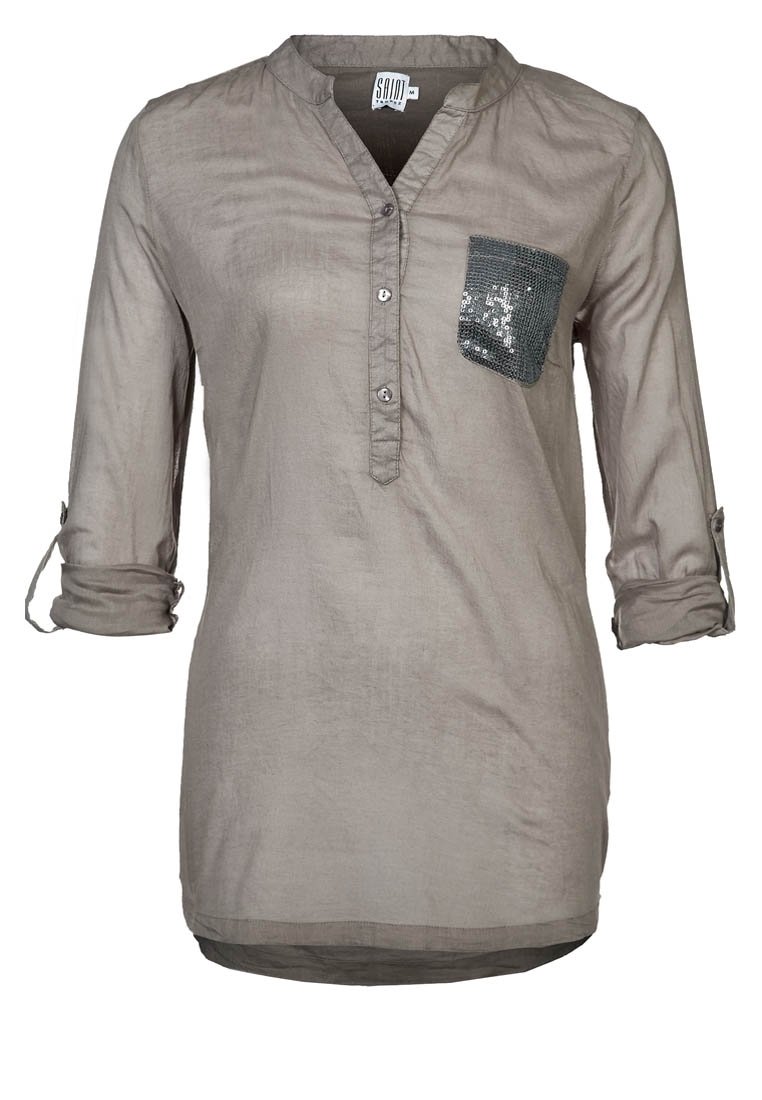 Blusa a maniche lunghe marrone chiaro con scollo a V, patta con bottoni e taschino con paillettes. Tessuto morbido e strutturato con dettaglio maniche arrotolabili.