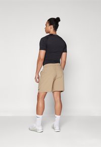 Nike Performance FORM SHORT - Kurze Sporthose - khaki/black