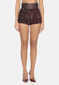 Pantaloni corti bordeaux in paillettes con una cintura ampia e piatta. Presentano una texture lucida e un design aderente, che termina a metà coscia.