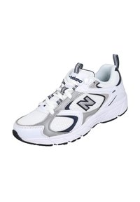 Zapatilla deportiva blanca con acentos en gris y azul marino, parte superior de malla para transpirabilidad, cuello acolchado, cordones y suela de goma texturizada.