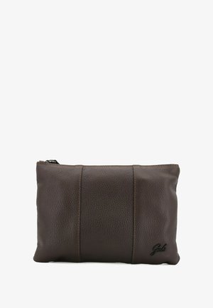 Borsa in pelle marrone con una texture a ciottoli, caratterizzata da due cuciture verticali e un fondo arrotondato. Logo nero su un lato. Chiusura a zip sulla parte superiore.