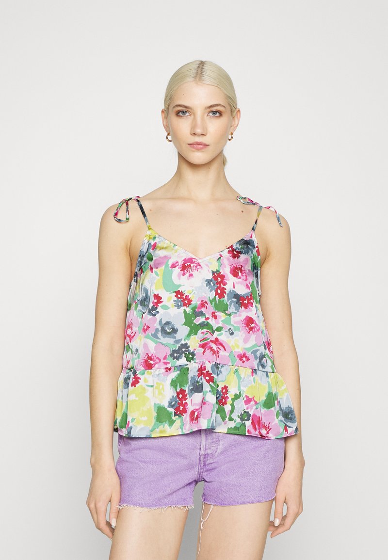 Top peplum com estampado floral e alças ajustáveis, apresentando uma mistura de cores rosa, verde e azul em tecido leve. Combinado com calções roxos.