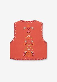 Gilet brodé en tissu corail présentant des motifs floraux en rose, vert et orange. Bords ornés de motifs géométriques. Sans fermetures.