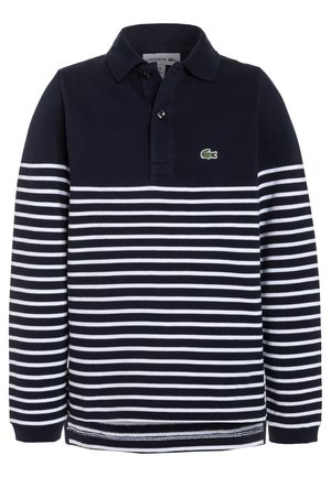Polo bleu marine à manches longues avec des rayures blanches horizontales, un col, deux boutons et un petit logo crocodile vert sur la poitrine.