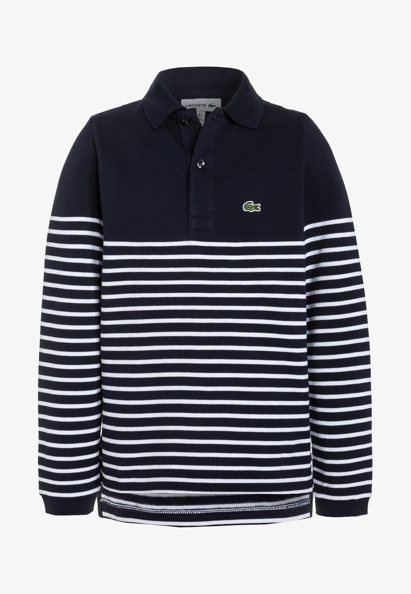 Polo bleu marine à manches longues avec des rayures blanches horizontales, un col, deux boutons et un petit logo crocodile vert sur la poitrine.