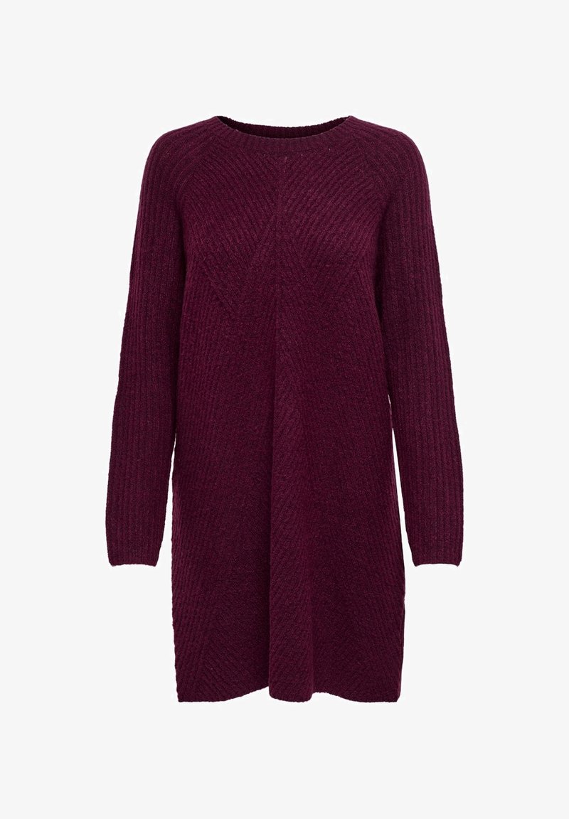 Robe en maille côtelée à manches longues de couleur prune profonde, avec un col rond et un motif diagonal texturé sur le devant.