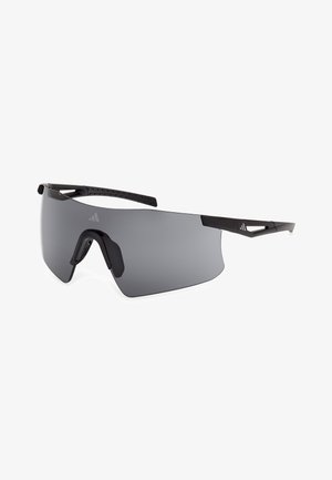 Lunettes de sport enveloppantes gris foncé avec une seule lentille courbée et des plaquettes nasales et branches réglables noires.