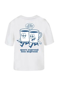 Weißes Baumwoll-T-Shirt mit blauem Grafikdruck von zwei Cartoon-Kaffeetassen mit ausdrucksvollen Gesichtern und dem Text "more espresSí less depresi."