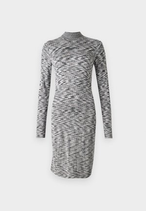 Haljina dugih rukava u crno-sivoj valovitoj boji, s visokim izrezom i prilagođenim siluetom. Glatka tkanina s blagim sjajem.
